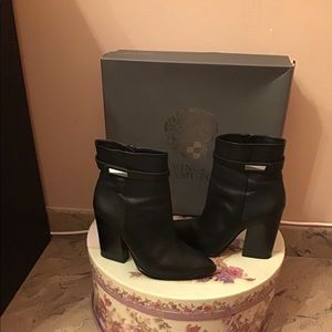 VINCE CAMUTO - Black leather ankle booties